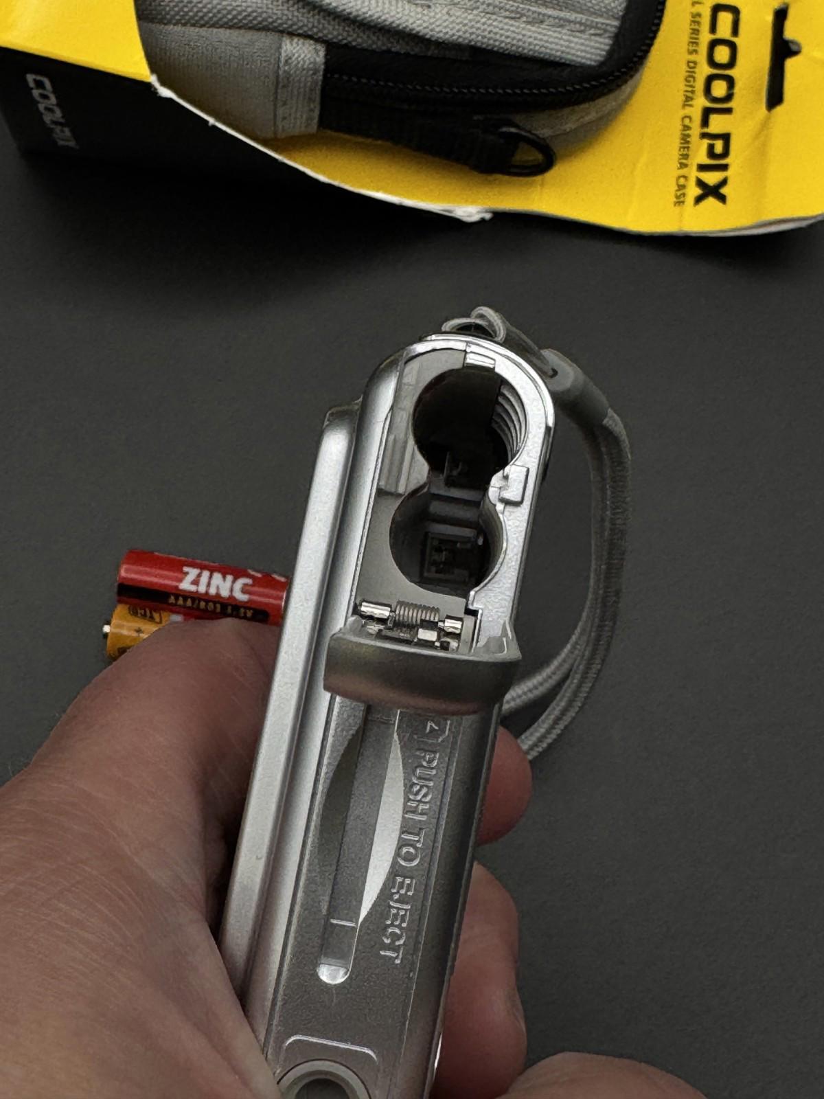 Fully Working Vivitar ViviCam 3105s 3.2MP Digital Camera + New Case & Batteries