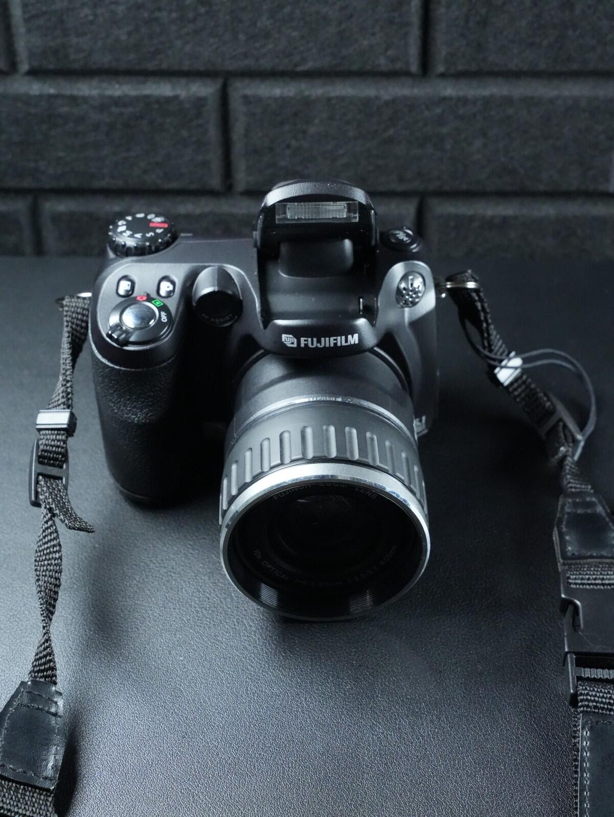 Fujifilm FinePix S5600 Digital Bridge Zoom Camera 5.1MP & Lowepro Case - Working