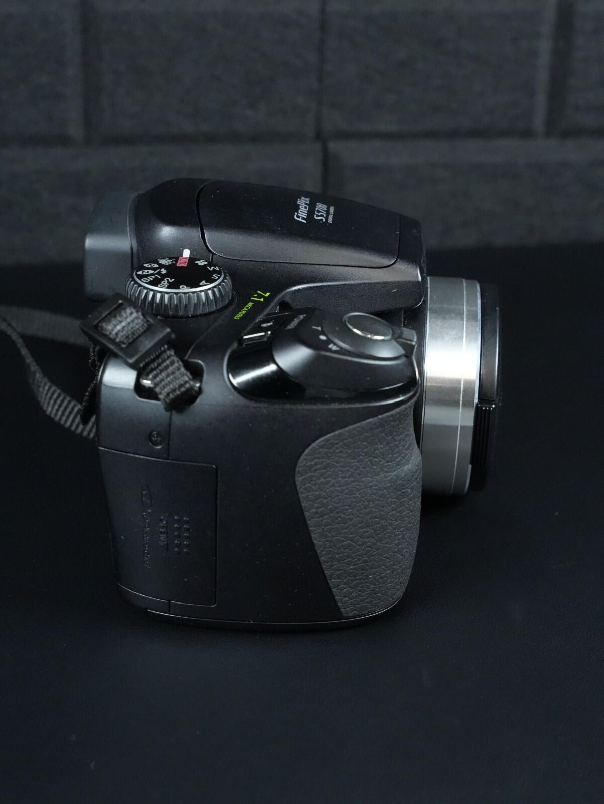 Fujifilm FinePix S5700 7.1MP Digital Bridge Camera 10x Zoom + 32MB Card Working
