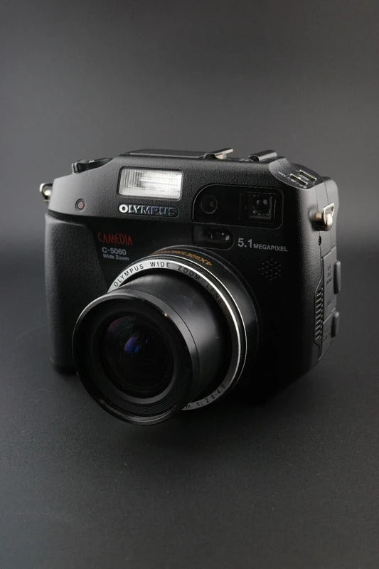 Olympus Camedia C5060 5.1MP Digital Camera + 2GB Lexar Pro CF Card & New Battery