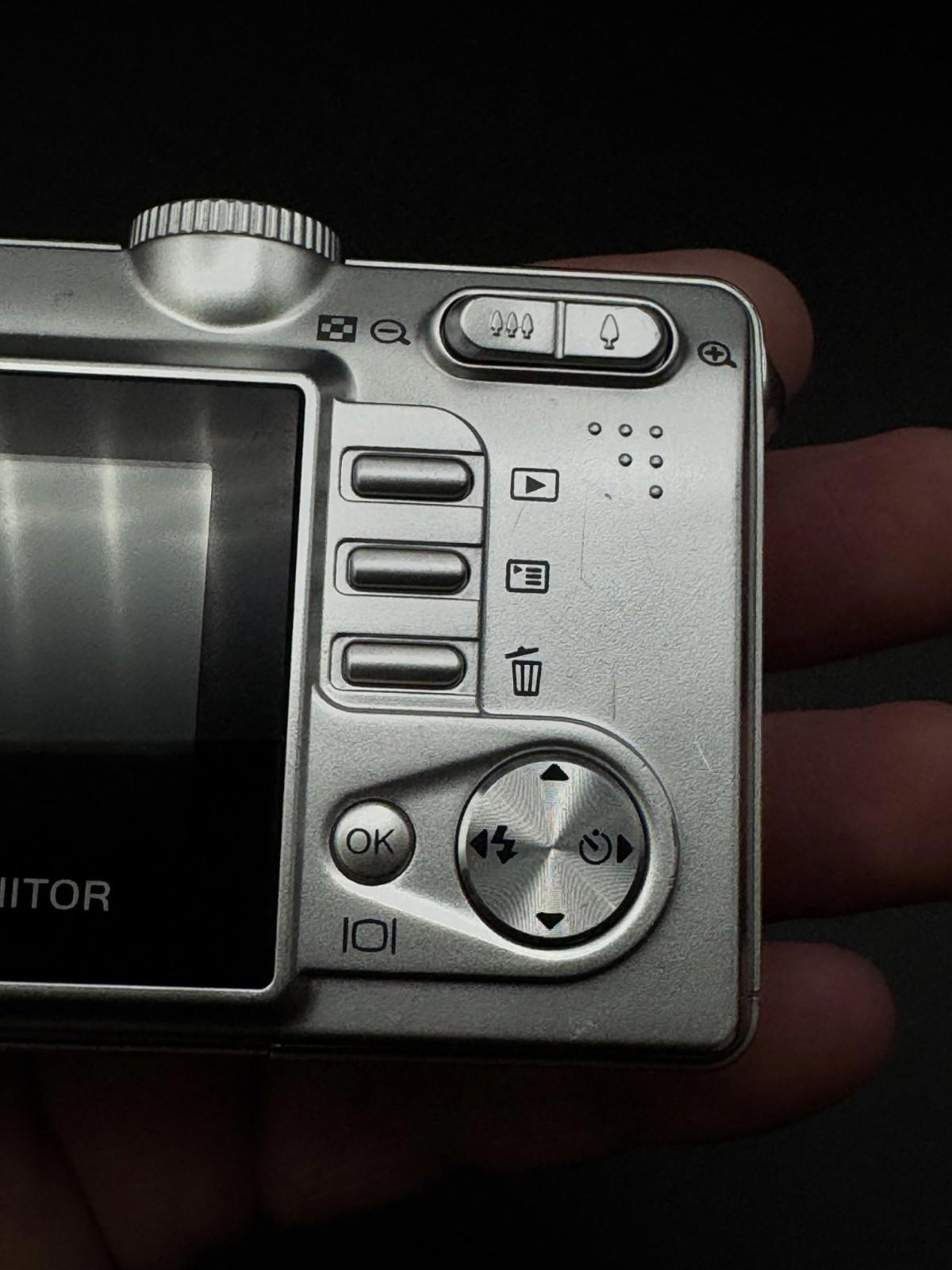 Vivitar ViviCam 5385 Digital Camera 5.0MP 3x Zoom + Batteries - Tested & Working