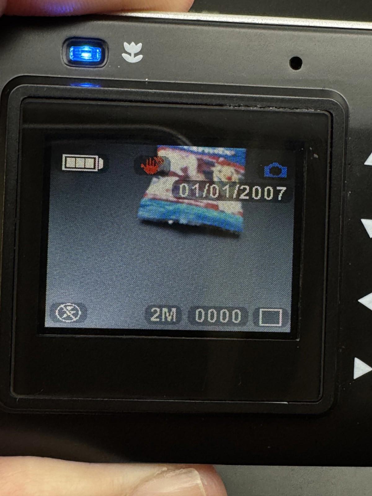 Fully Working Vivitar 3.1 Mega Pixels Compact Digital Camera + Case & Batteries