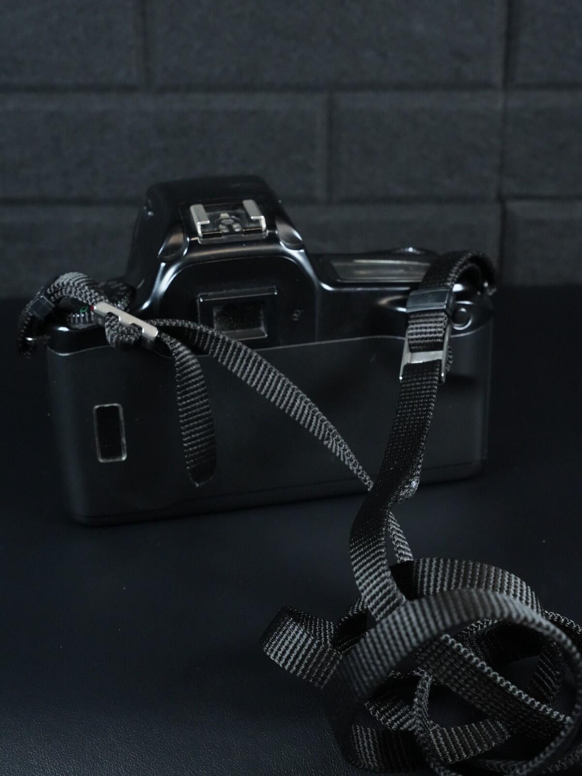 Canon EOS 1000F 35mm SLR Film Camera - Tested & Fully Working - Crack In Display