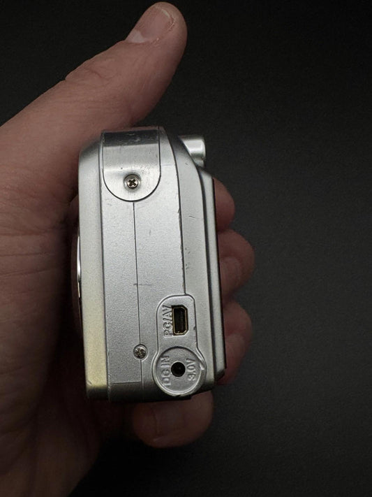 Vivitar ViviCam 5385 Digital Camera 5.0MP 3x Zoom + Batteries - Tested & Working