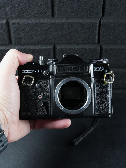 Zenit EM Vintage 35mm SLR Film Camera Body Only - Faulty Light Meter (Z550)