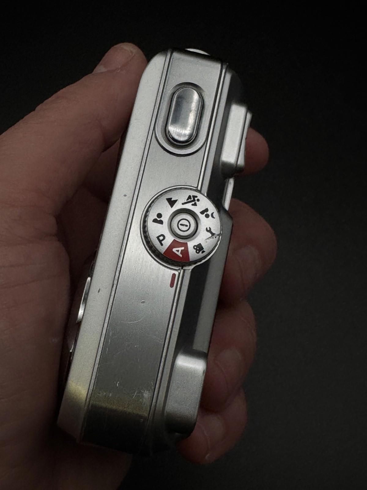 Vivitar ViviCam 5385 Digital Camera 5.0MP 3x Zoom + Batteries - Tested & Working