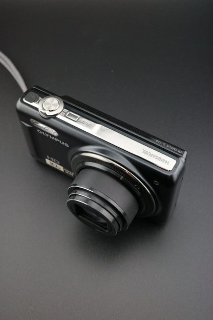 Olympus D-720 14MP 10x Zoom Digital Camera + New Battery & Charger - Working