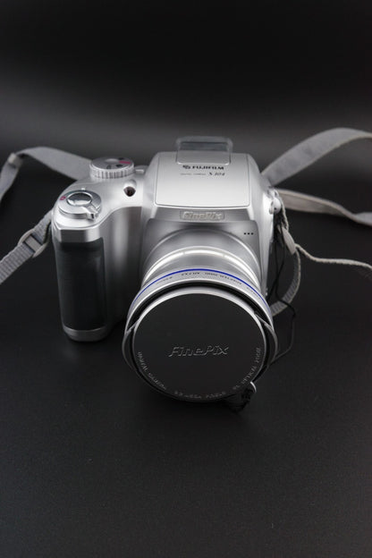 Fujifilm Finepix S304 3.2mp Digital Zoom Camera + XD Card & Batteries - Working