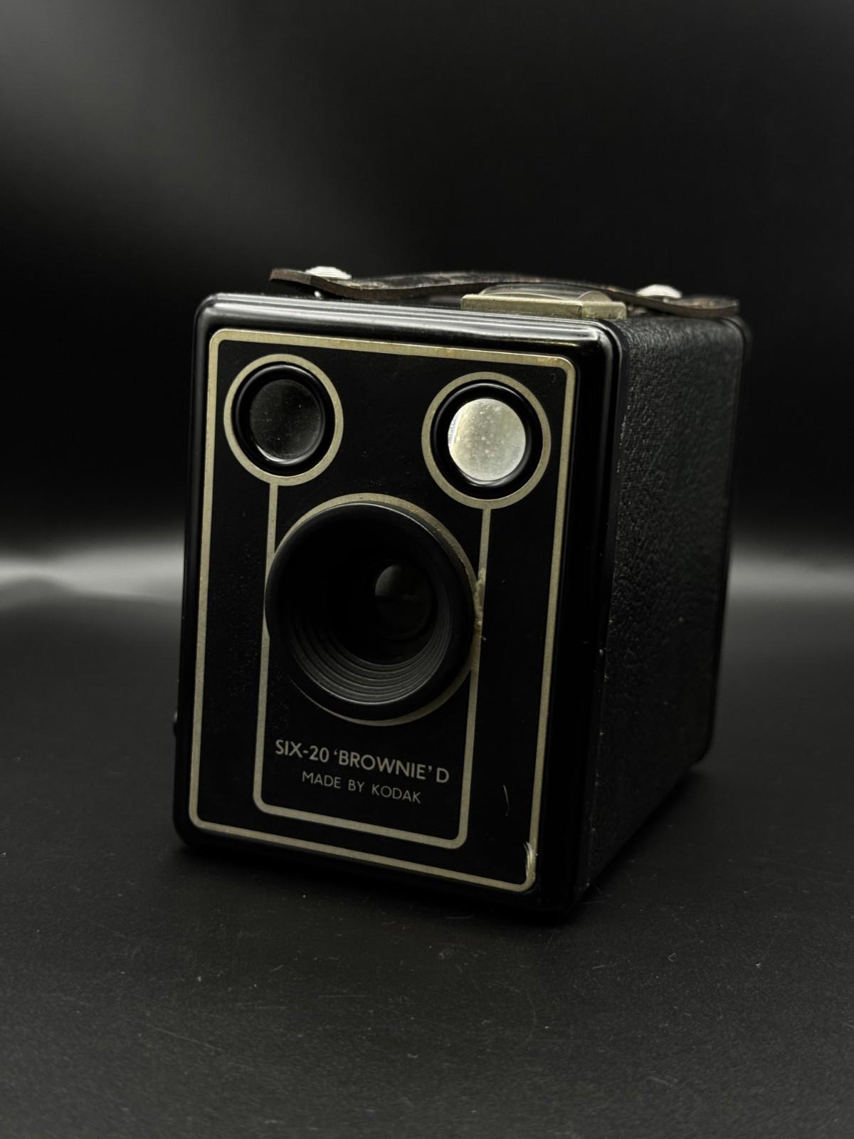 Working Kodak Brownie Six-20 Model D Vintage Film Camera with Case