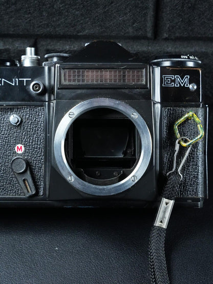 Zenit EM Vintage 35mm SLR Film Camera Body Only - Faulty Light Meter (Z550)