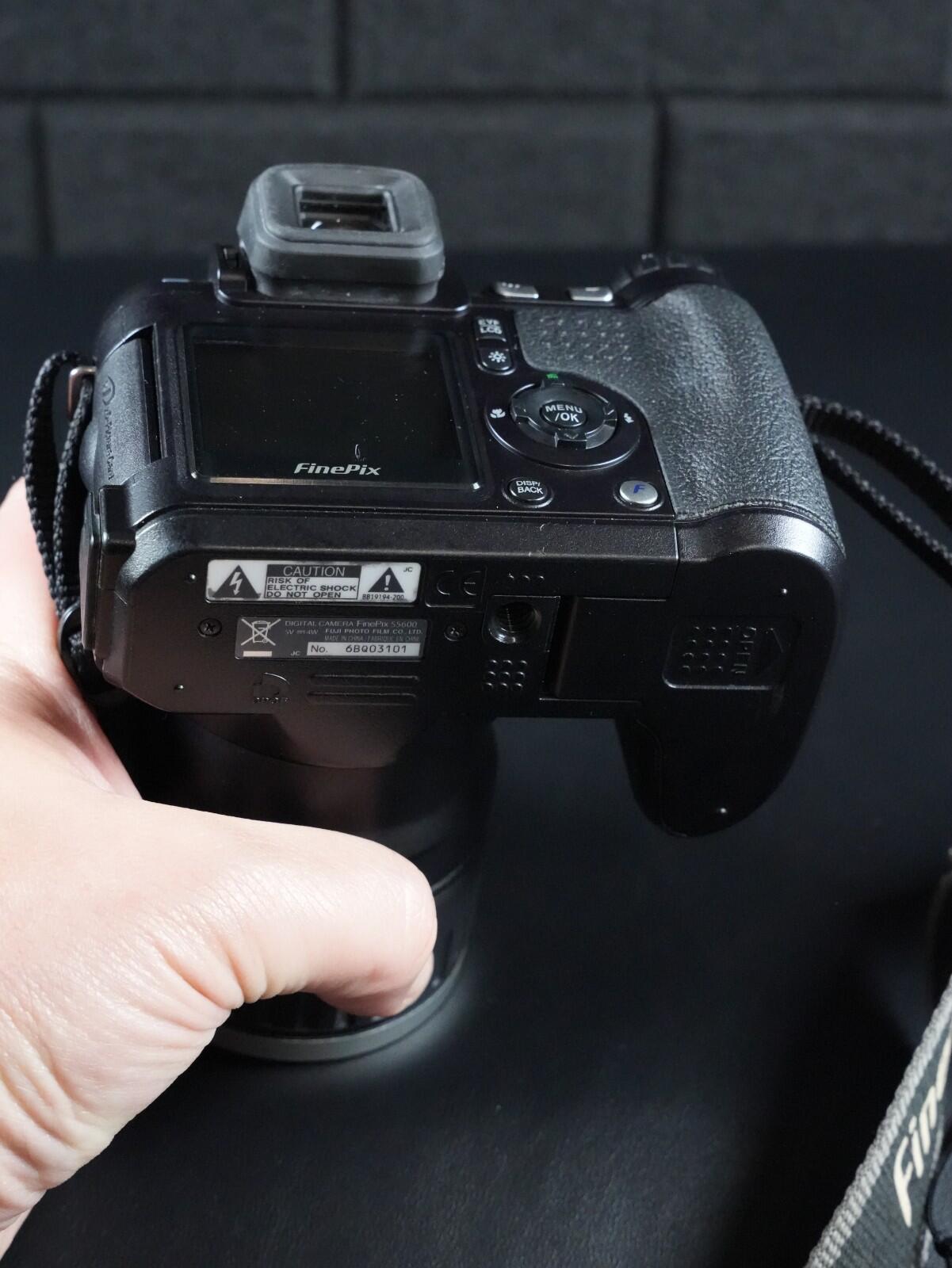 Fujifilm FinePix S5600 Compact Digital Bridge Camera 5MP 10x Zoom - Working