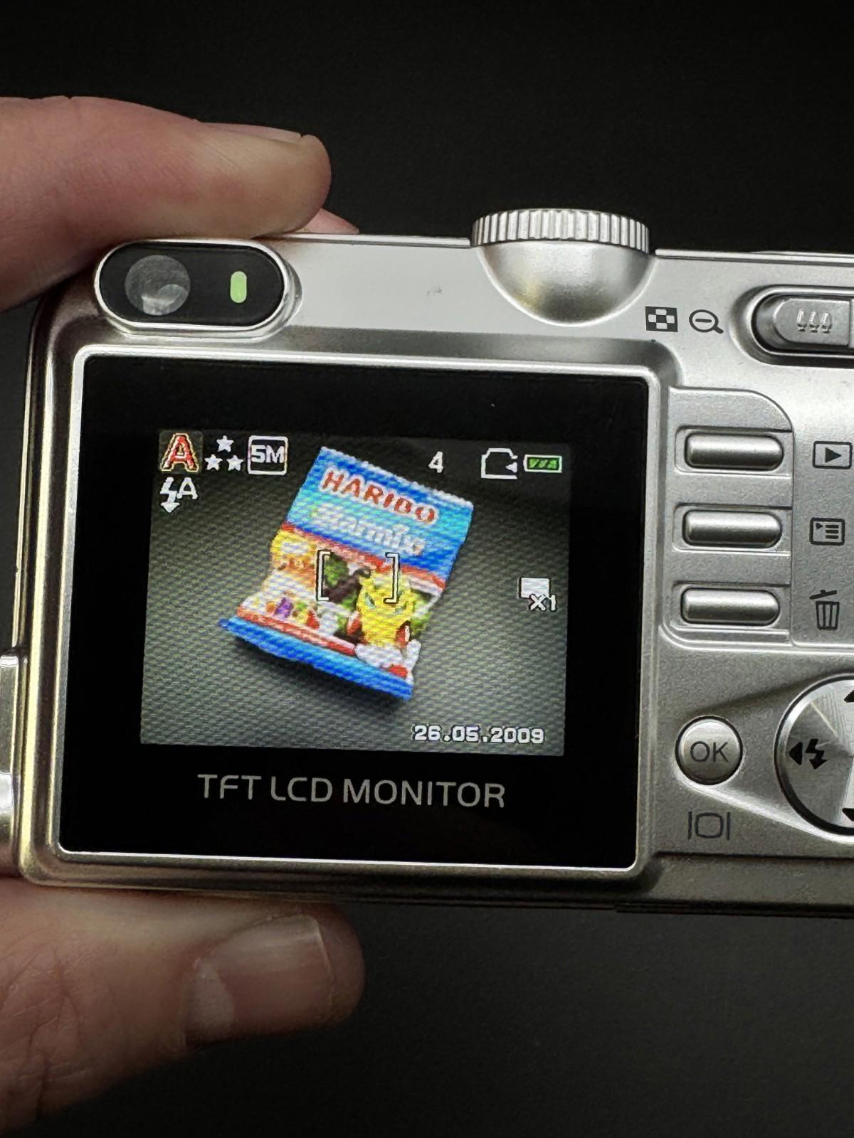 Vivitar ViviCam 5385 Digital Camera 5.0MP 3x Zoom + Batteries - Tested & Working