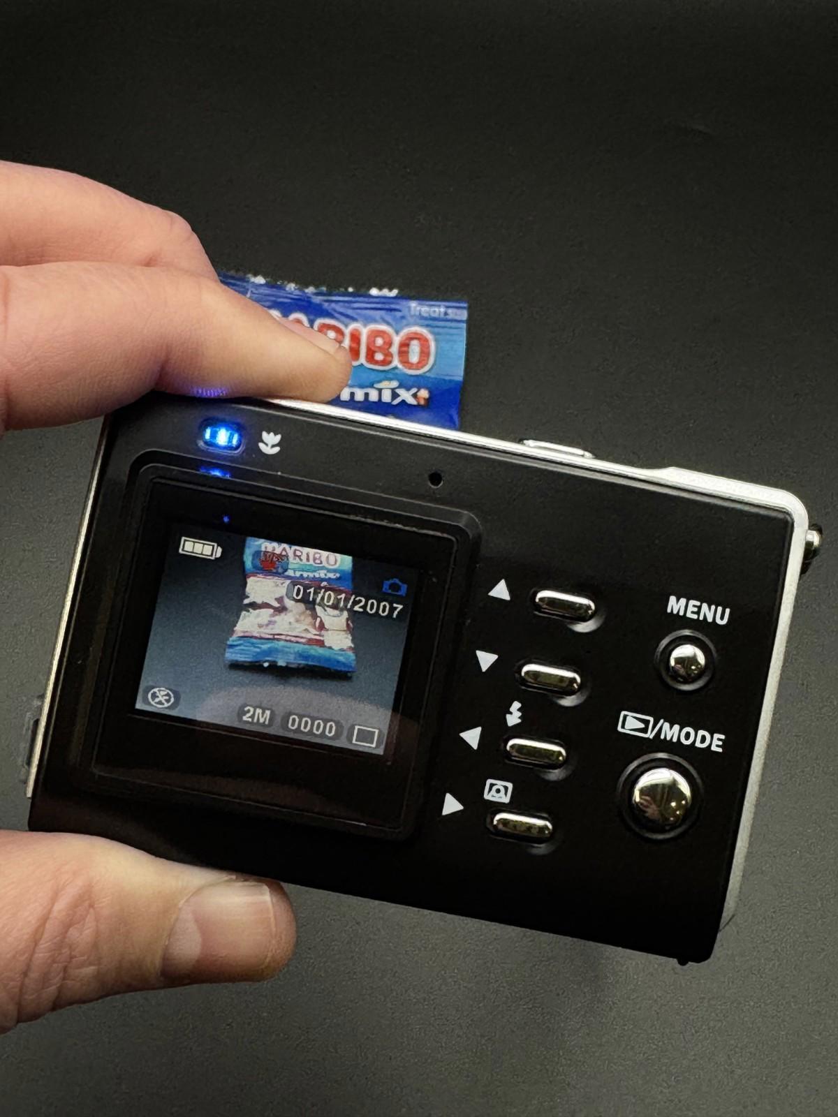 Fully Working Vivitar 3.1 Mega Pixels Compact Digital Camera + Case & Batteries