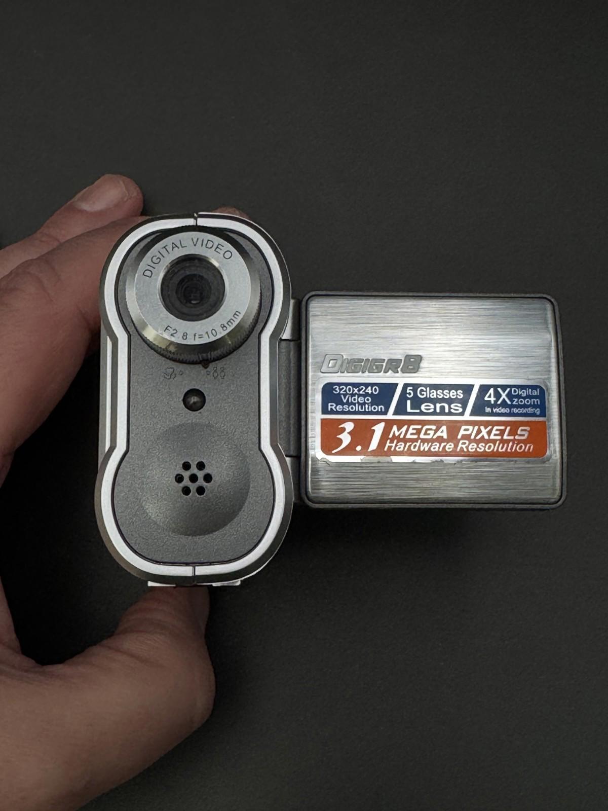 Boxded & Working Digigr8 DV182 Silver Compact Digital Video Camera + Batteries