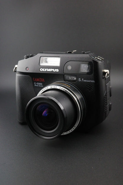 Olympus C-5060 Wide Zoom 5.1MP Camera + 512MB CF Card, New Battery and Bag