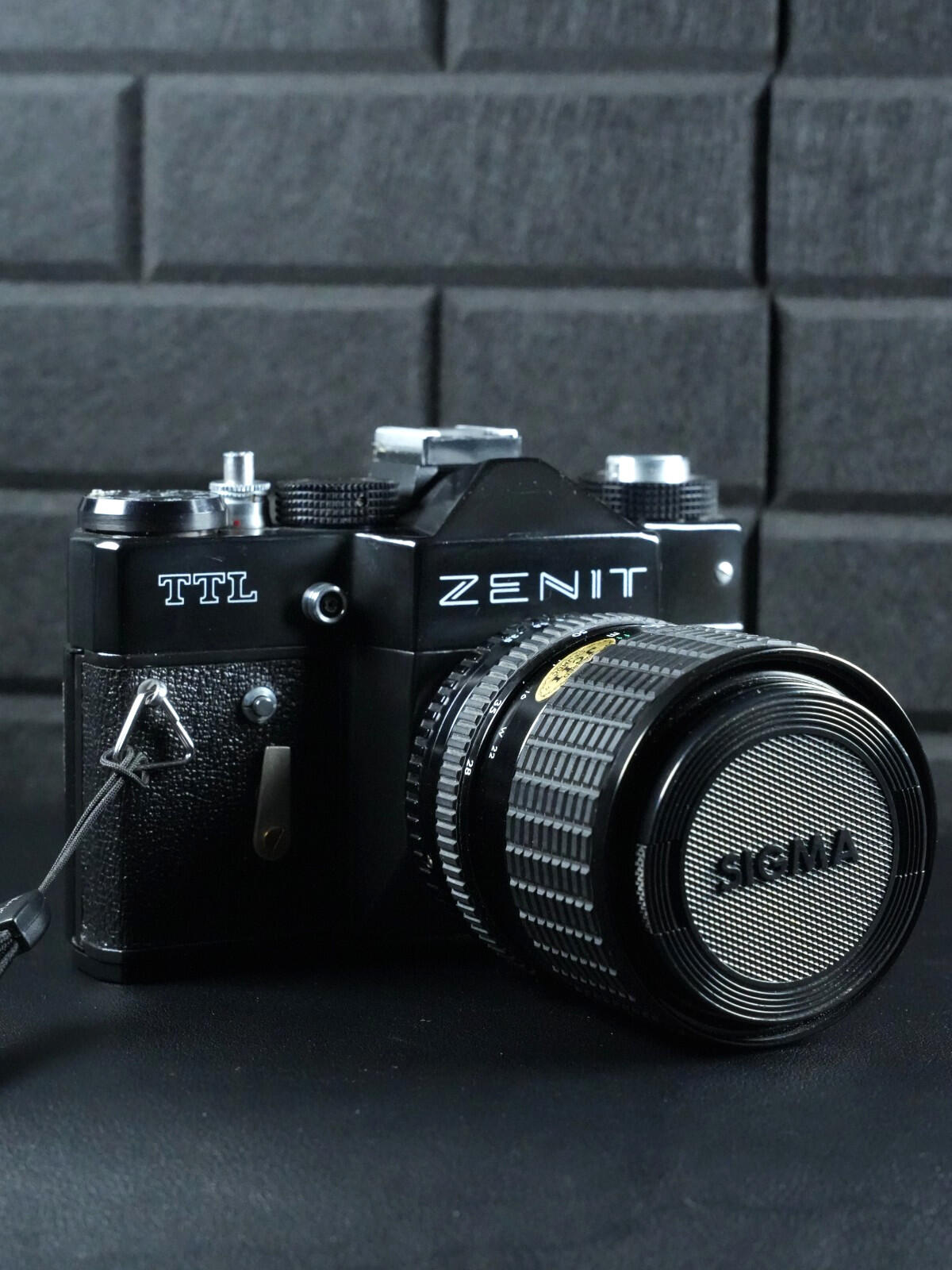 Zenit TTL Vintage 1980's 35mm Film Camera + Sigma 28-70mm (Faulty Light Meter)