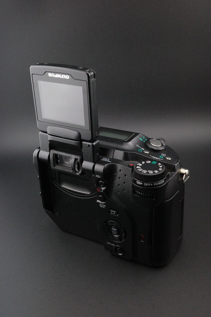 Olympus C-5060 Wide Zoom 5.1MP Camera + 512MB CF Card, New Battery and Bag