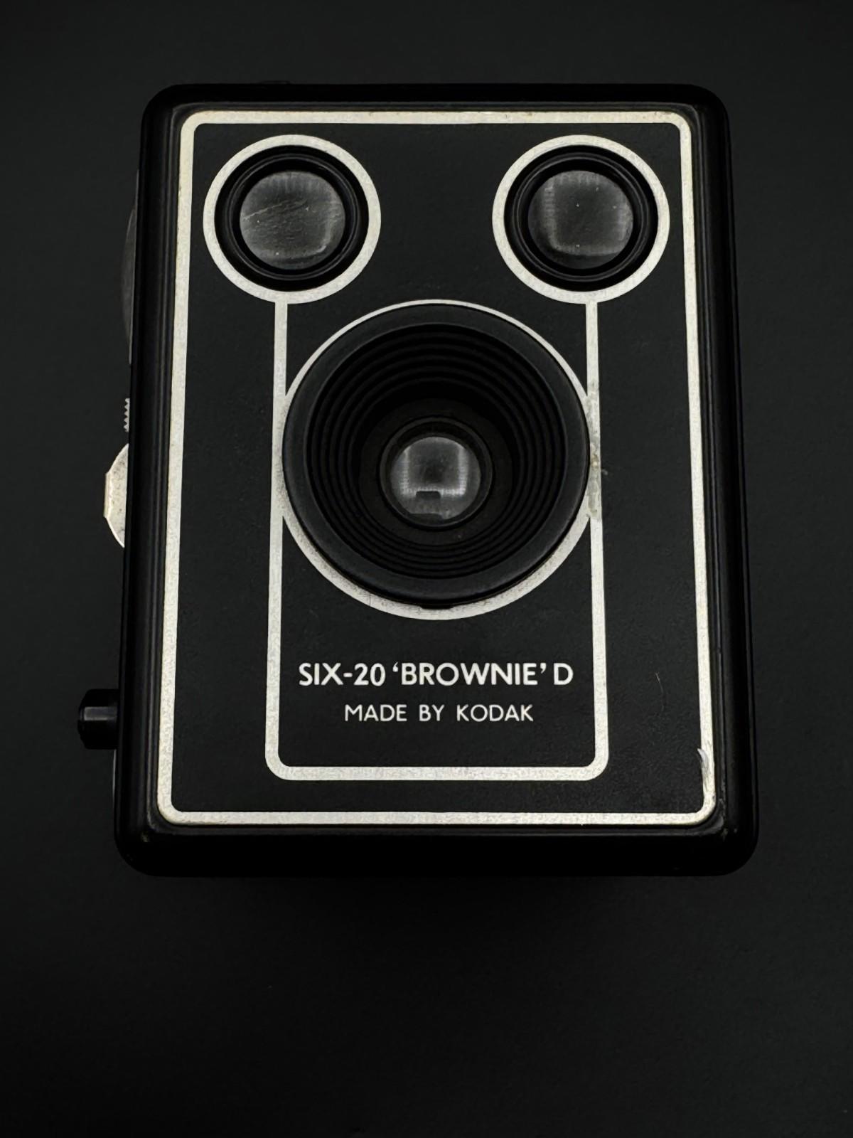 Working Kodak Brownie Six-20 Model D Vintage Film Camera with Case