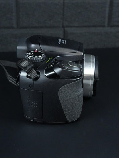 Fujifilm FinePix S5700 7.1MP Digital Bridge Camera 10x Zoom + 32MB Card Working
