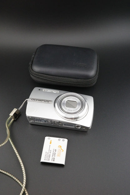 Olympus Mju 820 8MP CCD Digital Camera + New Battery and Case Tested & Working