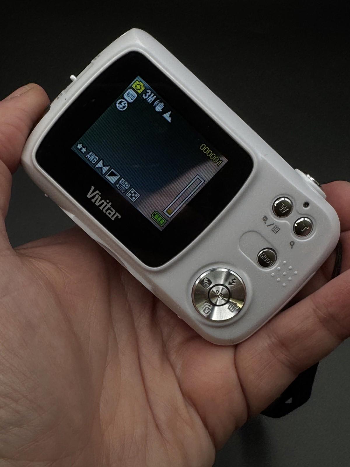 Vivitar Vivicam 7122 Digital Camera 7.1 MP + Batteries Tested and Fully Working