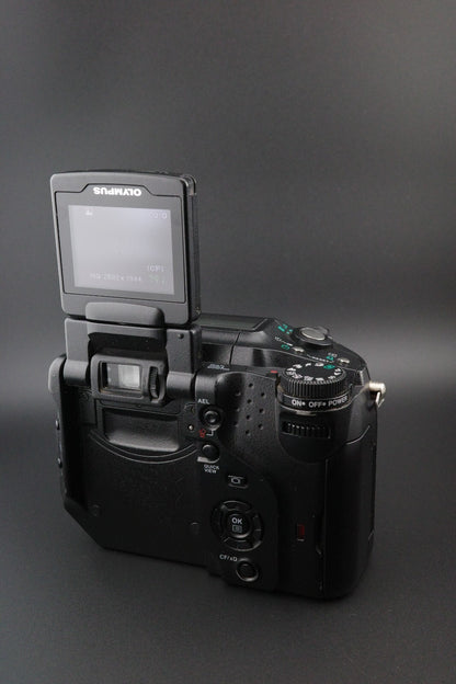 Olympus C-5060 Wide Zoom 5.1MP Digital Camera, 1GB Lexar CF Card & Bag - Working