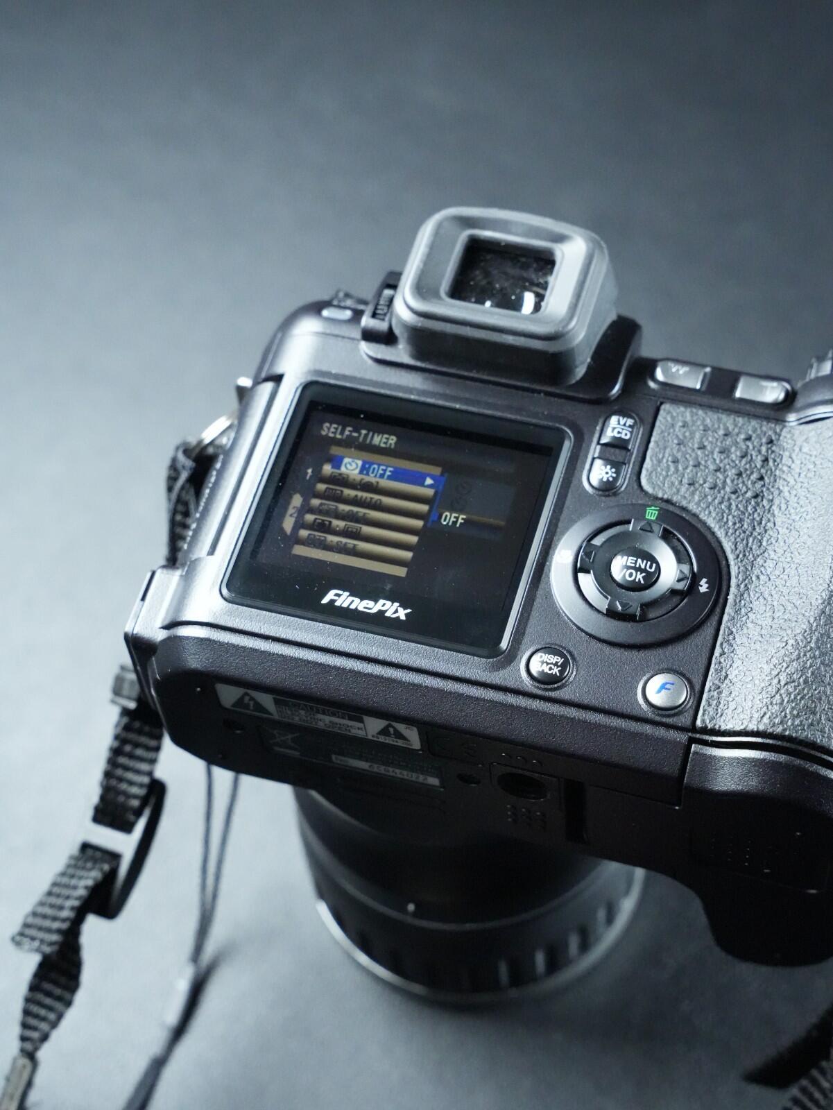 Fujifilm FinePix S5600 Digital Bridge Zoom Camera 5.1MP & Lowepro Case - Working