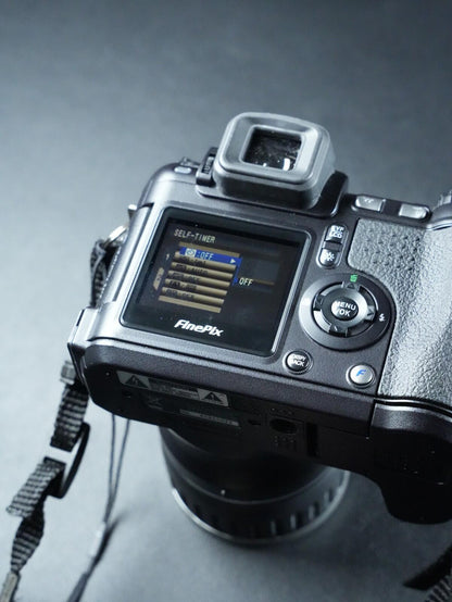 Fujifilm FinePix S5600 Digital Bridge Zoom Camera 5.1MP & Lowepro Case - Working