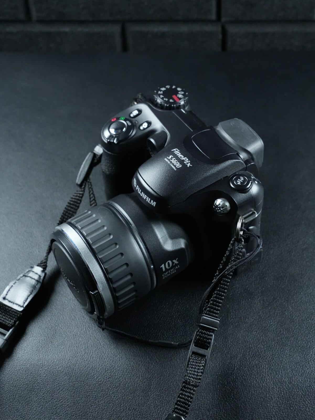 Fujifilm FinePix S5600 Digital Bridge Zoom Camera 5.1MP & Lowepro Case - Working