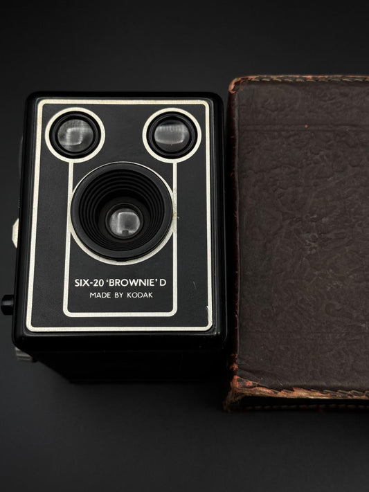 Working Kodak Brownie Six-20 Model D Vintage Film Camera with Case