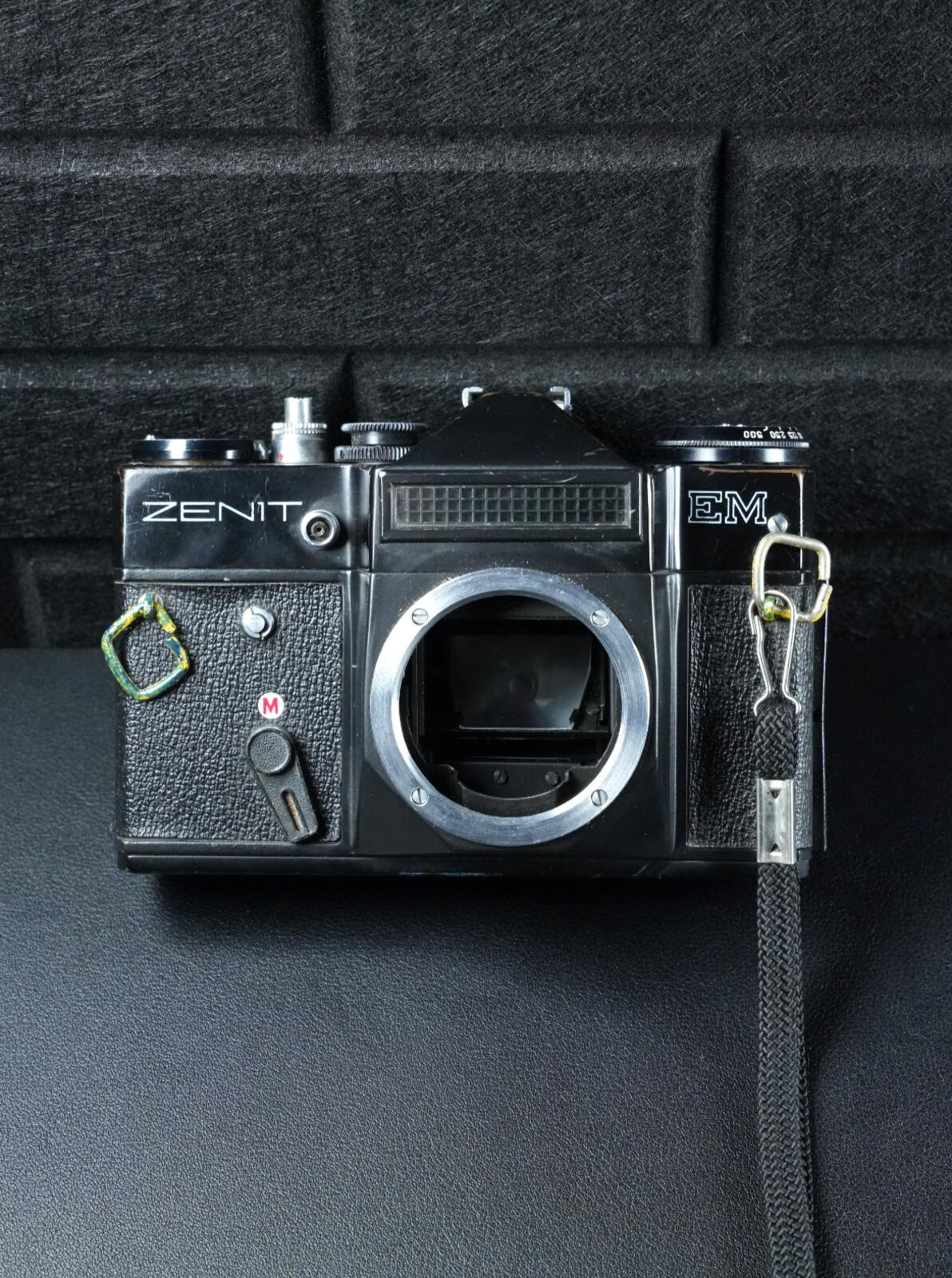 Zenit EM Vintage 35mm SLR Film Camera Body Only - Faulty Light Meter (Z550)