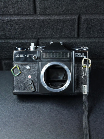 Zenit EM Vintage 35mm SLR Film Camera Body Only - Faulty Light Meter (Z550)