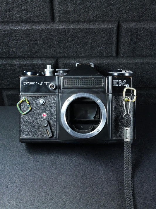 Zenit EM Vintage 35mm SLR Film Camera Body Only - Faulty Light Meter (Z550)