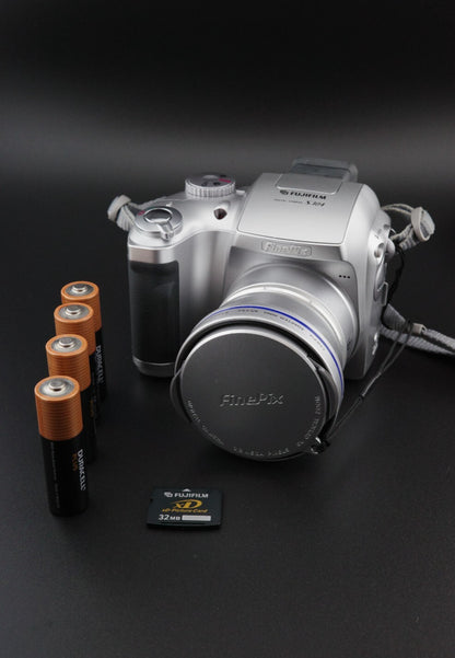 Fujifilm Finepix S304 3.2mp Digital Zoom Camera + XD Card & Batteries - Working