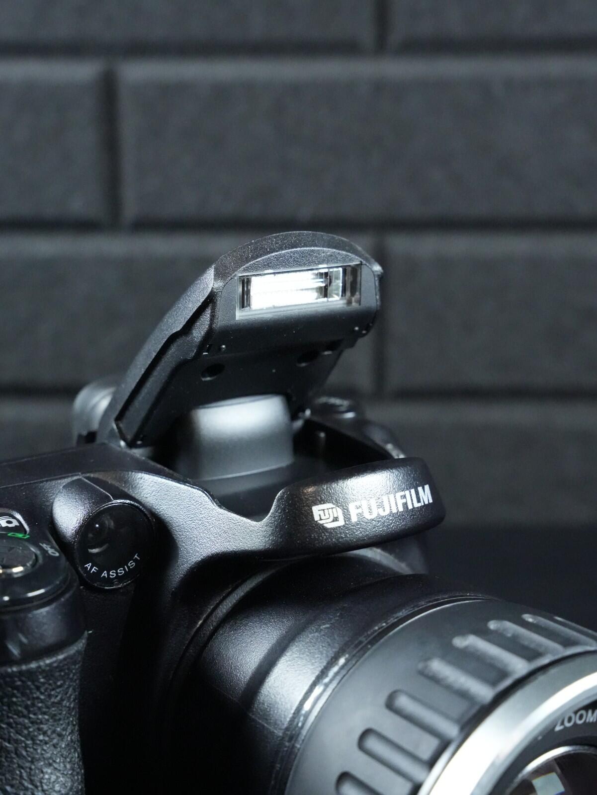 Fujifilm FinePix S5600 Compact Digital Bridge Camera 5MP 10x Zoom - Working