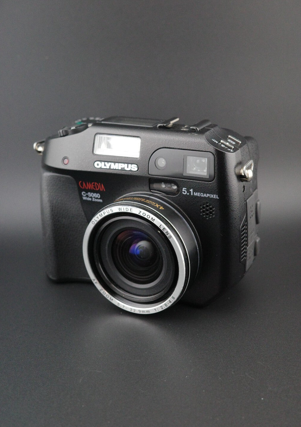 Olympus Digital Camera C-5060 Wide Zoom Flip Screen 5.1MP, Battery, Card & Bag