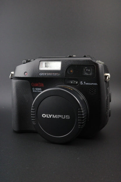 Olympus C-5060 Wide Zoom 5.1MP Digital Camera, 1GB Lexar CF Card & Bag - Working