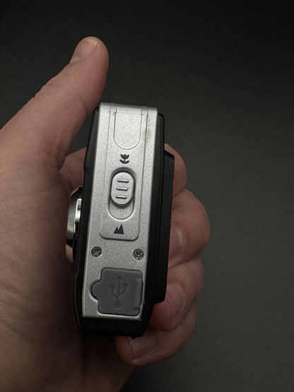 Fully Working Vivitar 3.1 Mega Pixels Compact Digital Camera + Case & Batteries