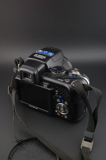 Olympus SP-565UZ 10MP CCD 20x Zoom Digital Camera + Batteries Tested & Working