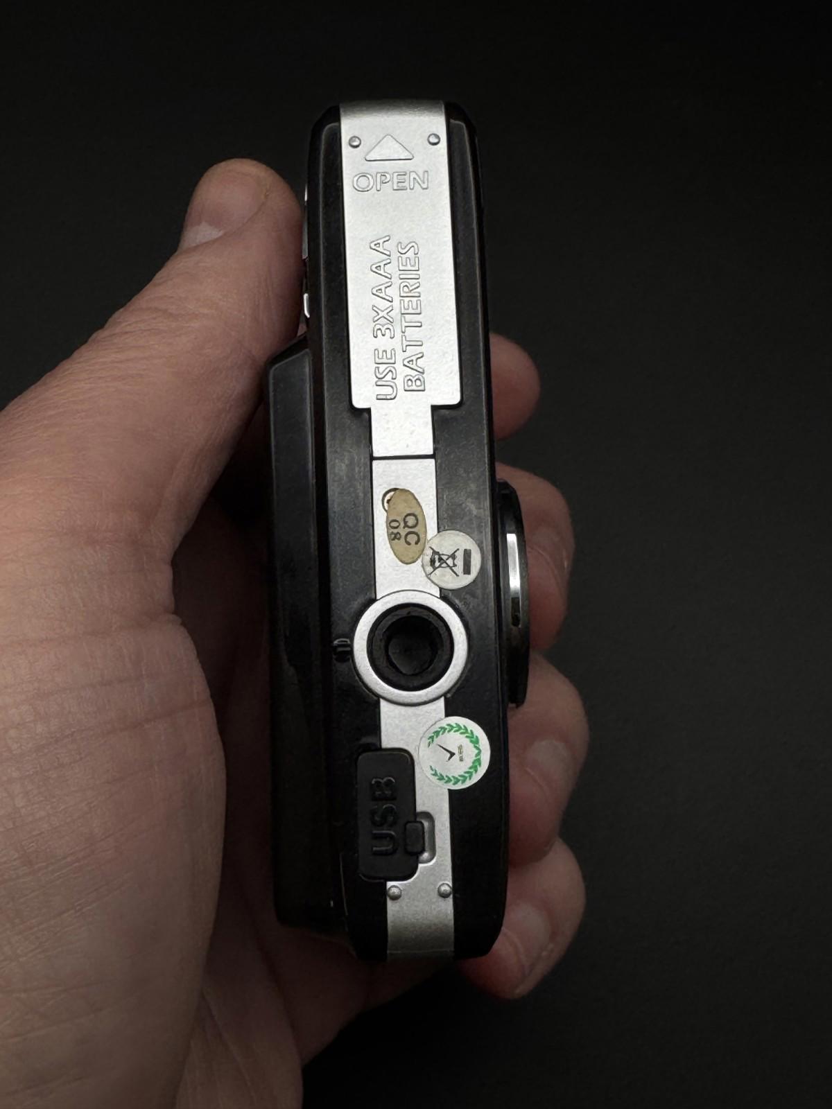 Vivitar Digital Camera Vivicam 5022 5.1MP + Case & Batteries - Fully Working