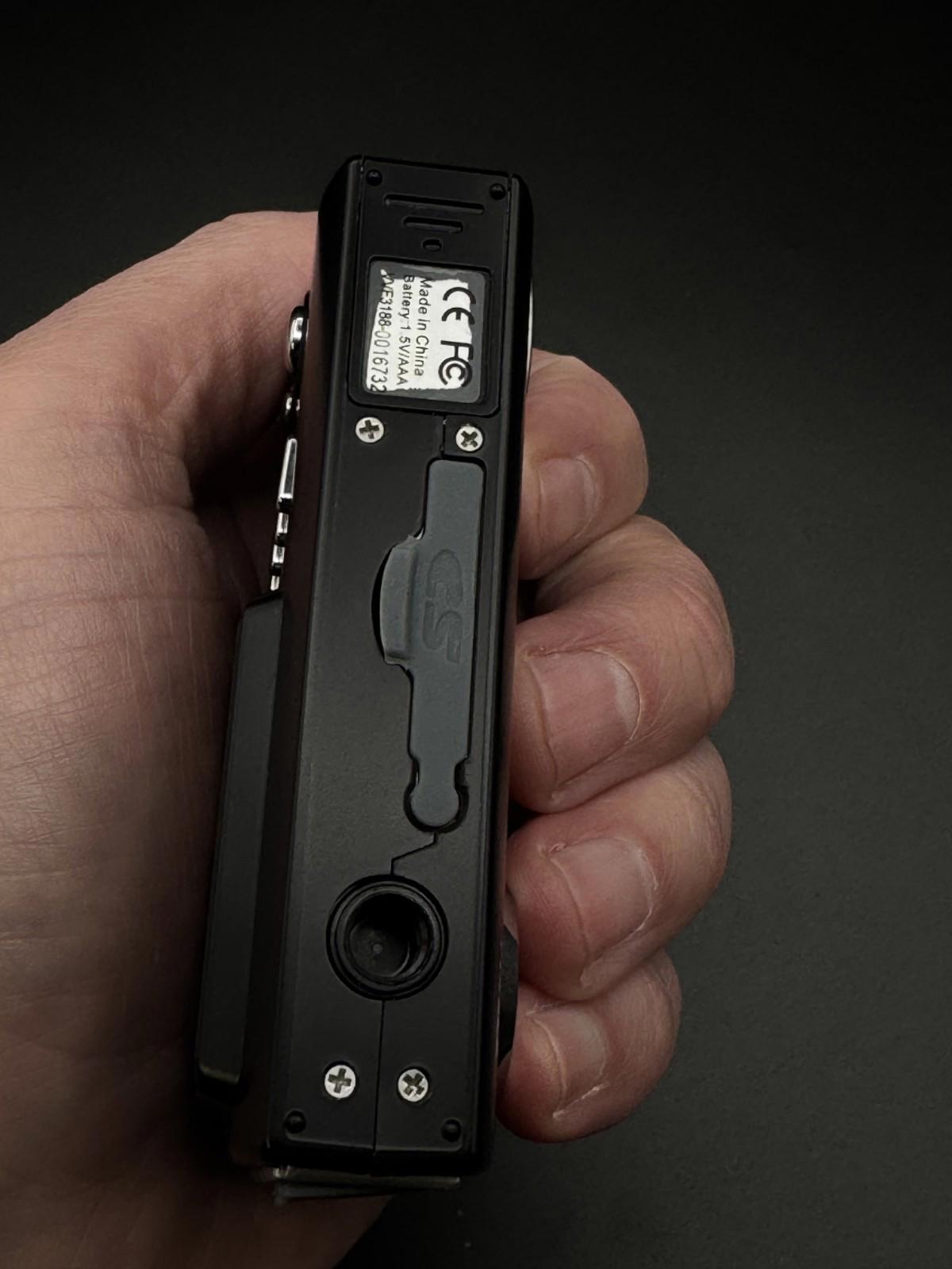 Fully Working Vivitar 3.1 Mega Pixels Compact Digital Camera + Case & Batteries