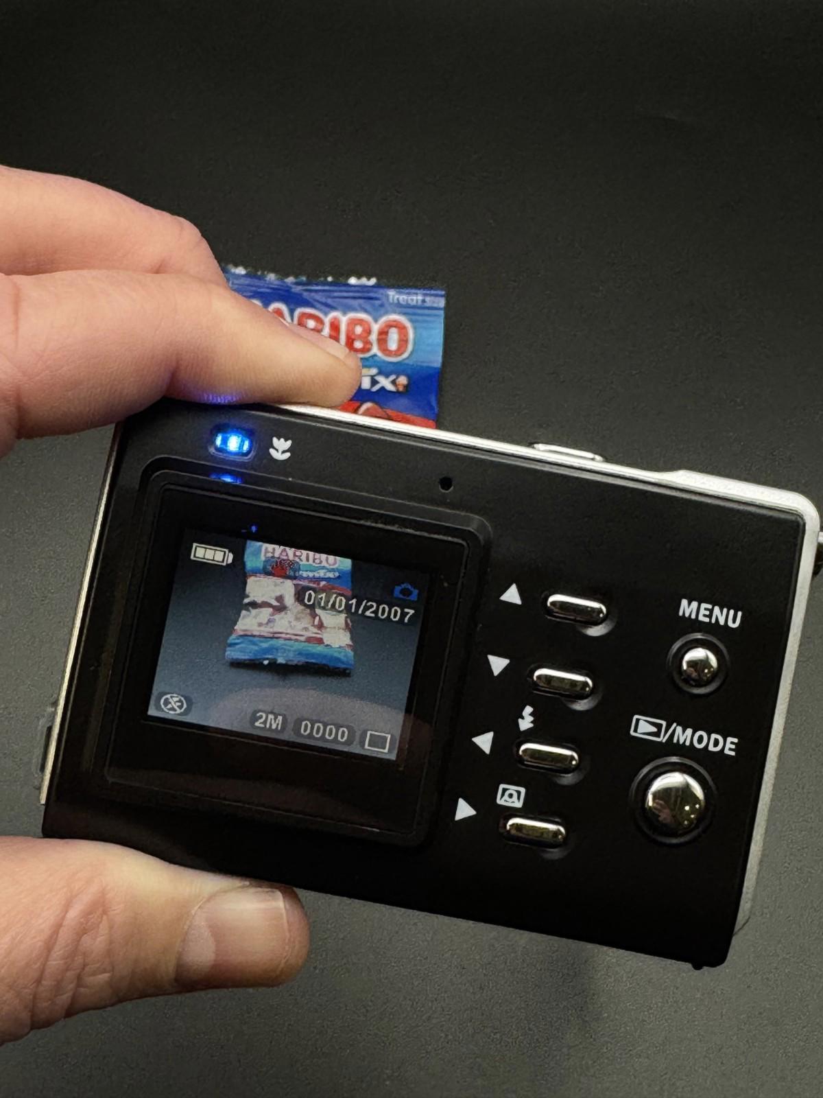 Fully Working Vivitar 3.1 Mega Pixels Compact Digital Camera + Case & Batteries