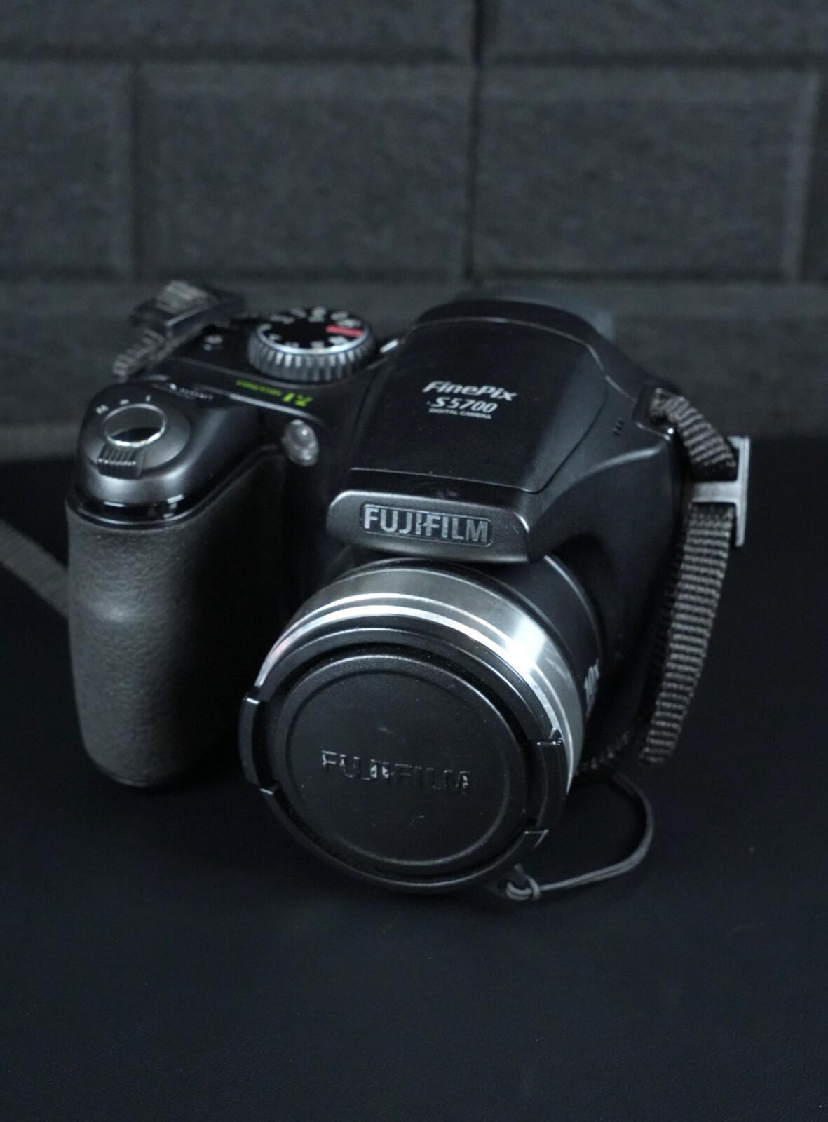 Fujifilm FinePix S5700 7.1MP Digital Bridge Camera 10x Zoom + 32MB Card Working