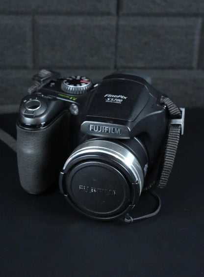 Fujifilm FinePix S5700 7.1MP Digital Bridge Camera 10x Zoom + 32MB Card Working