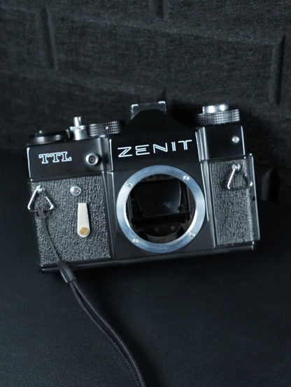 Zenit TTL Vintage 1980's 35mm Film Camera + Sigma 28-70mm (Faulty Light Meter)