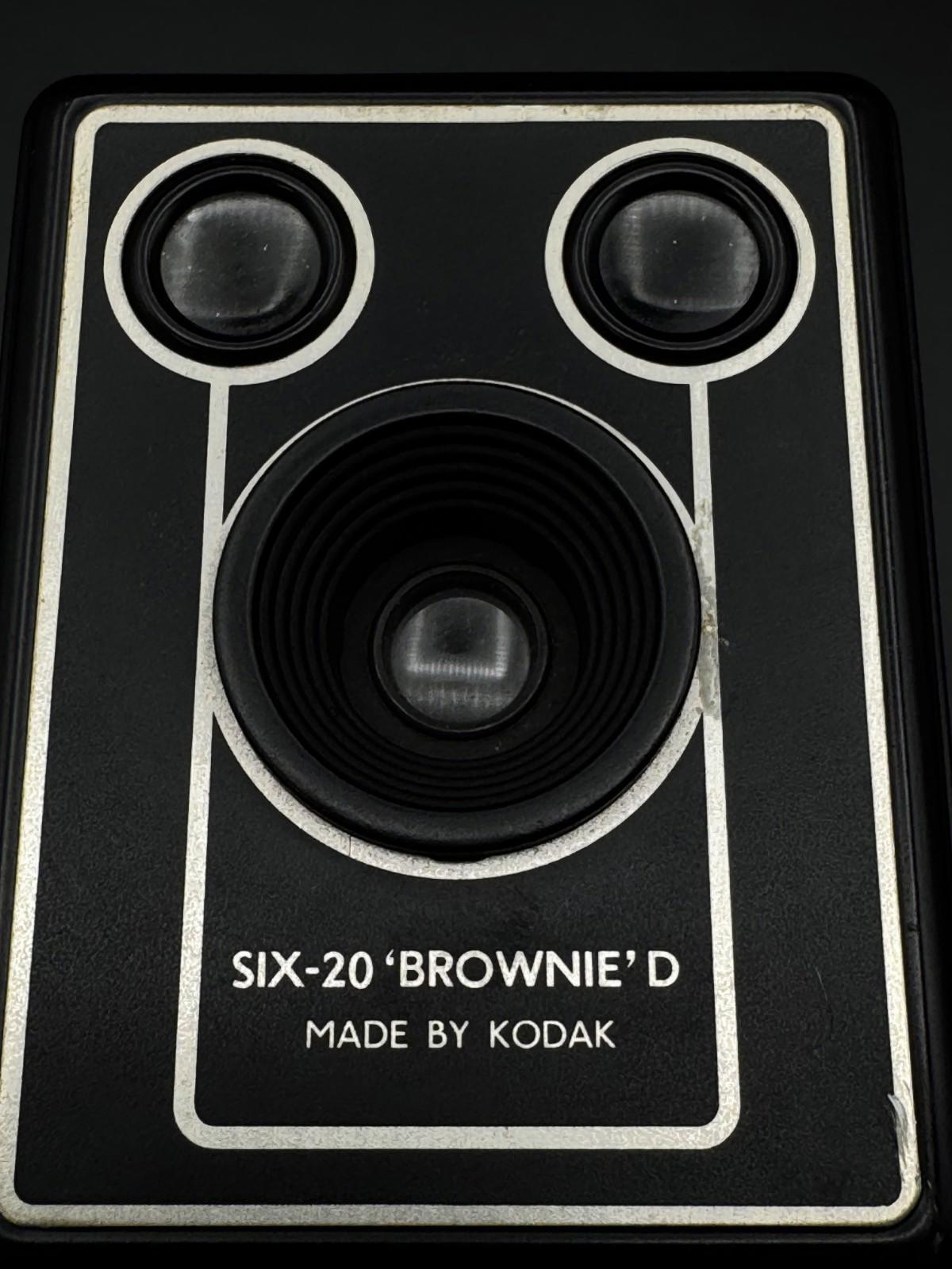 Working Kodak Brownie Six-20 Model D Vintage Film Camera with Case