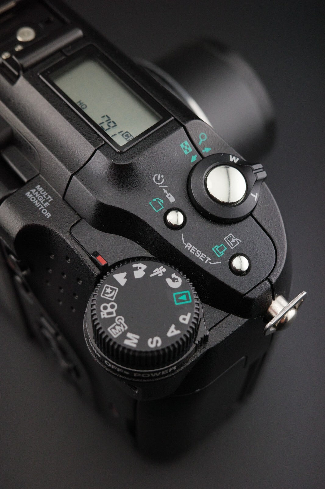 Olympus Digital Camera C-5060 Wide Zoom Flip Screen 5.1MP, Battery, Card & Bag