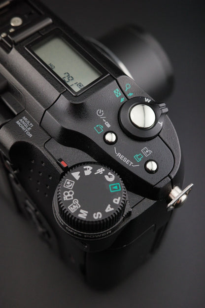 Olympus Digital Camera C-5060 Wide Zoom Flip Screen 5.1MP, Battery, Card & Bag