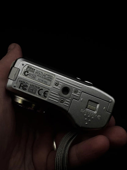 Nikon COOLPIX 3200 3.2MP Digital Camera + Box, Case, Card & Batteries - Working