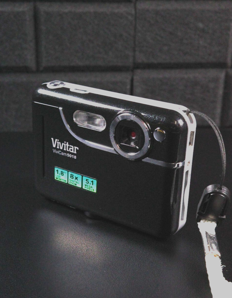 Vivitar Vivicam 5018 Y2K Compact 5.1MP Digital Camera & Batteries - Working